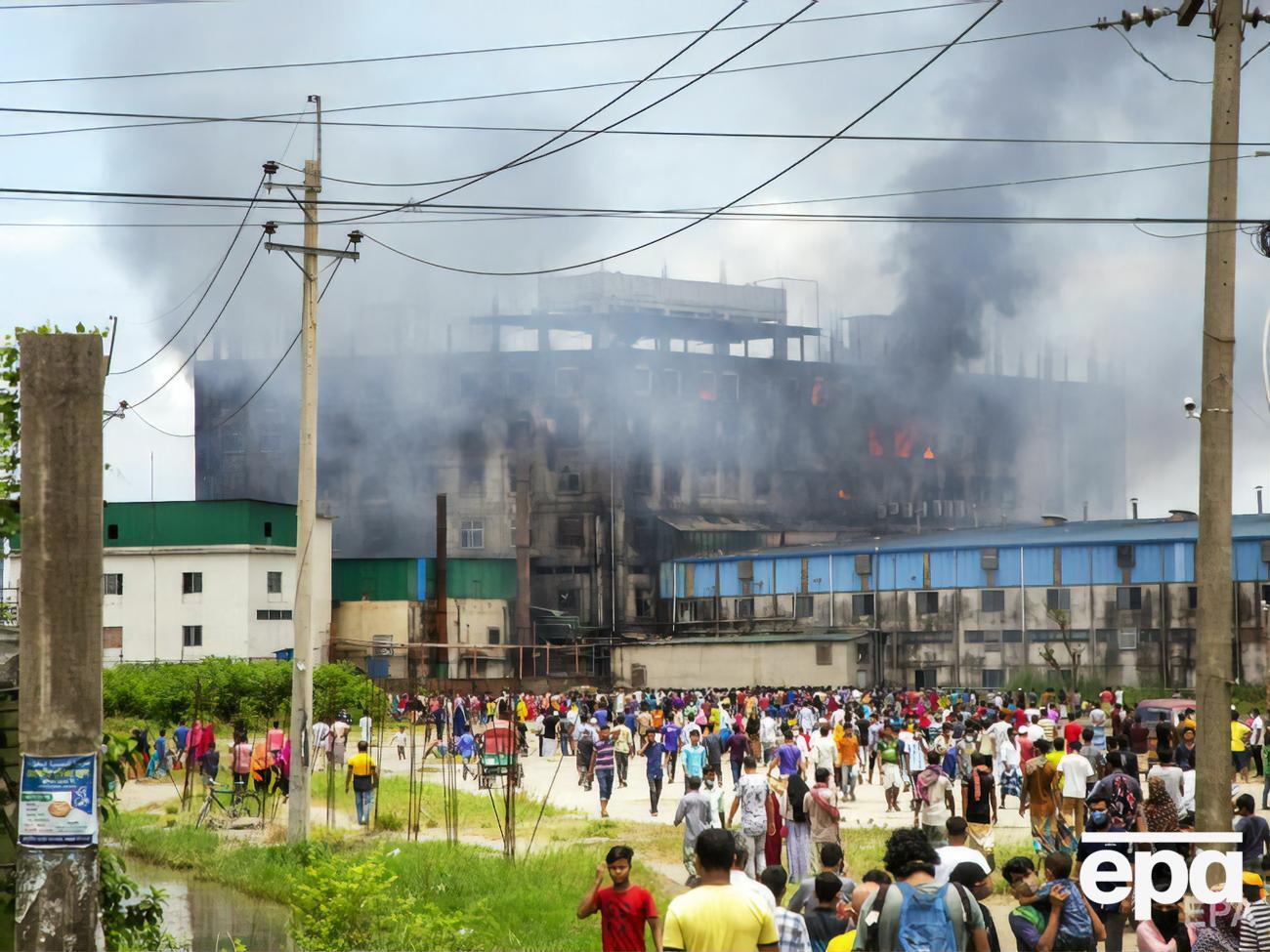 В результате пожара пострадали сотни работников предприятия
