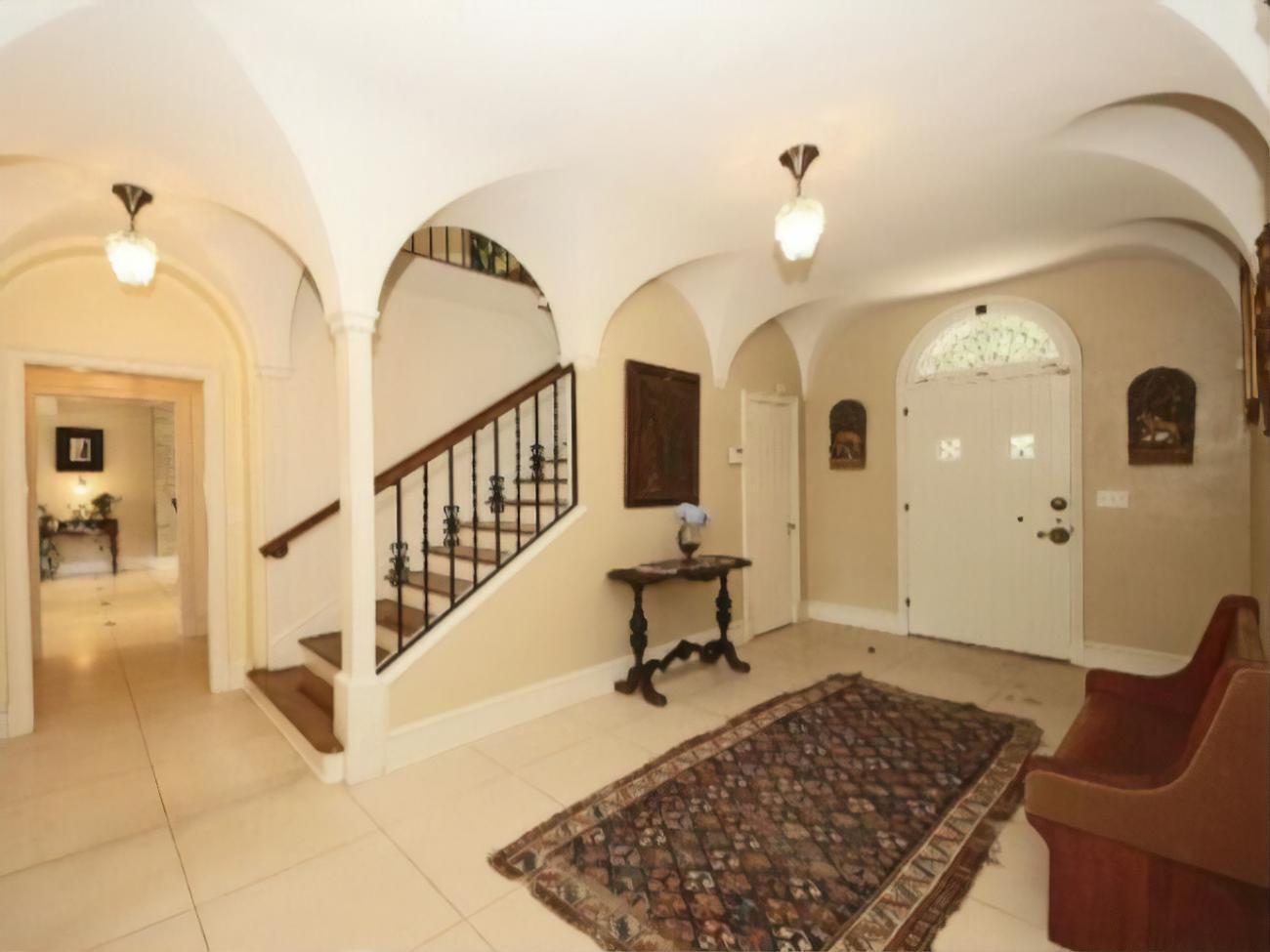 Особняк называется "Стормфилд" в честь одного из рассказов Твена