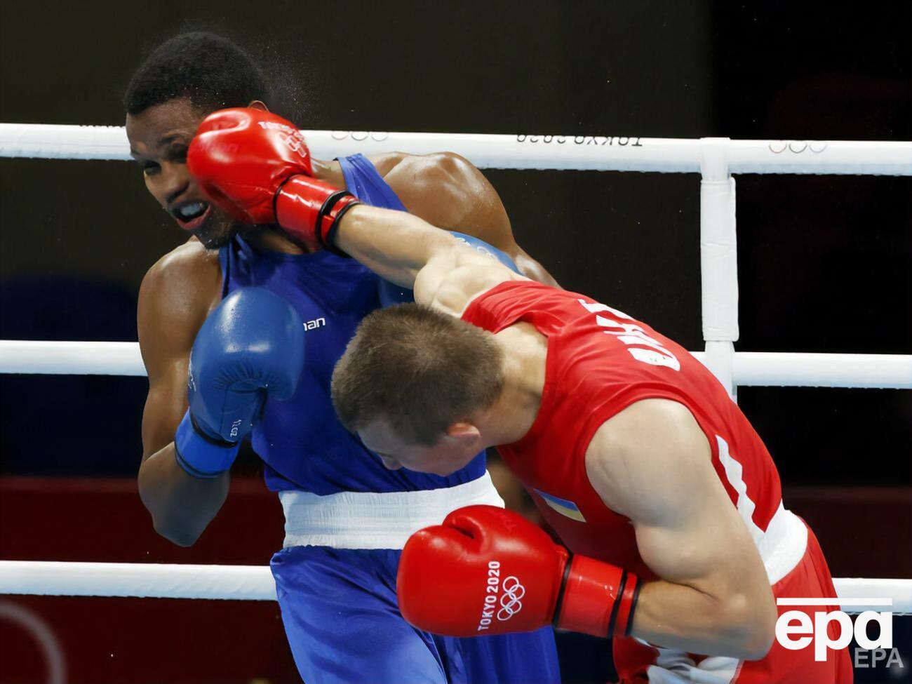 Хижняк (в красном) победил Мартинеса в четвертьфинале Олимпиады 2020