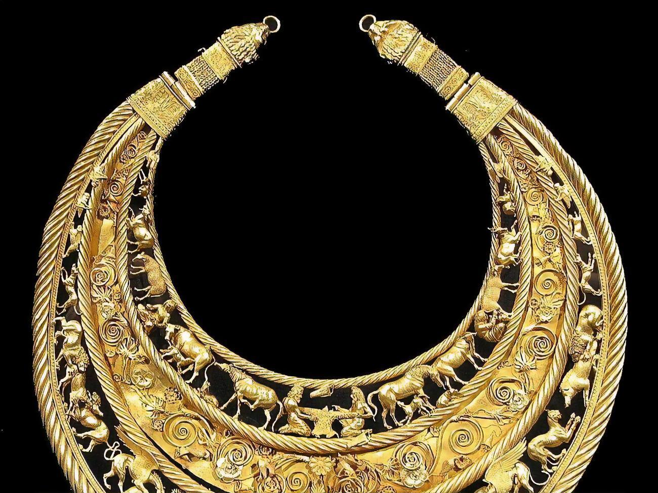 Золотая пектораль была найдена во время исследования кургана Толстая Могила в Днепропетровской области