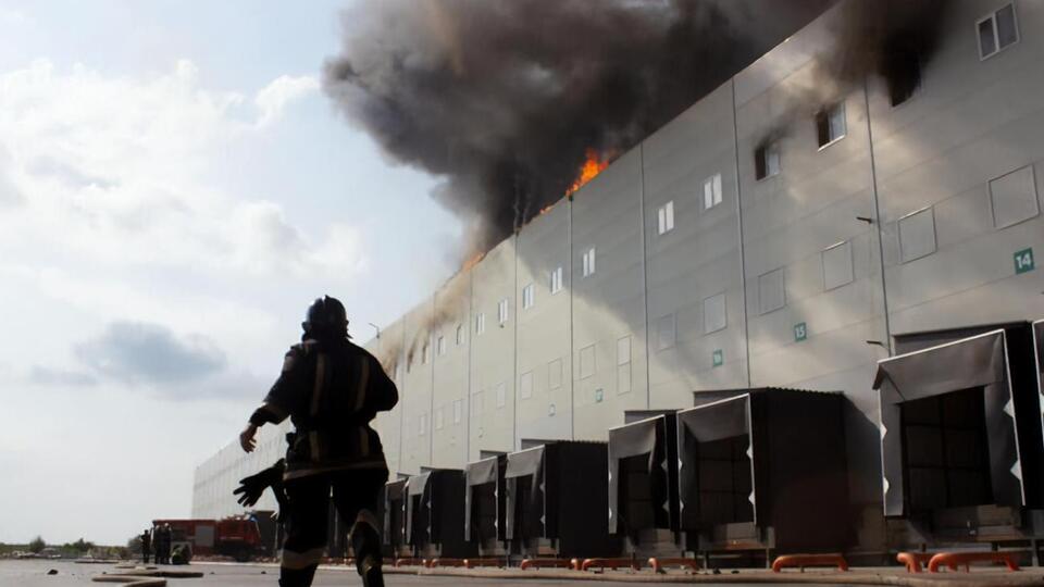 Спасателям мешали скрытое распространение огня внутри панелей и порывистый ветер