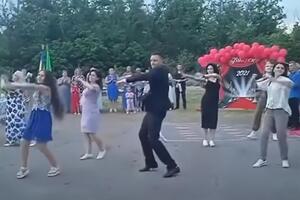 Для танцю вчителя обрали композицію Galibri & Mavik "Федерико Феллини", оскільки вона популярна серед школярів