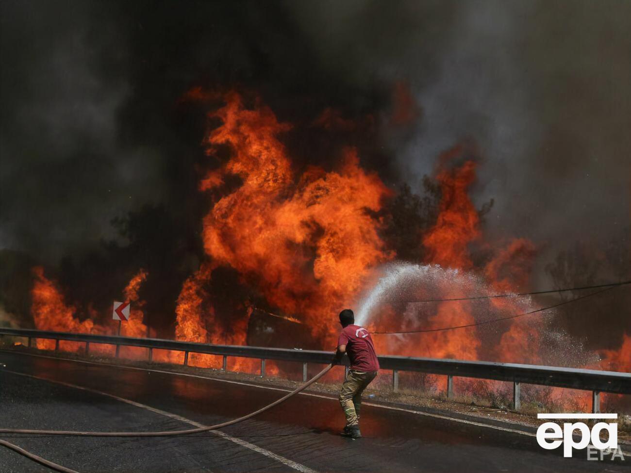 Масштабные лесные пожары вспыхнули в Турции 28 июля