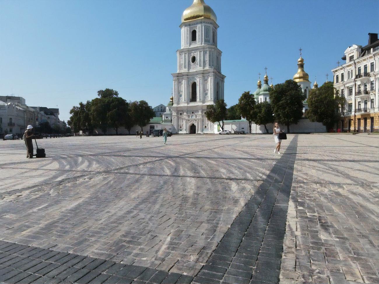 Покриття на Софійській площі забруднили слідами від автомобільних шин