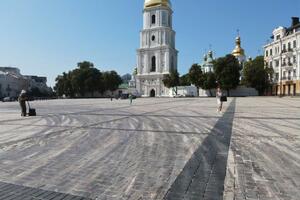 Покриття на Софійській площі забруднили слідами від автомобільних шин
