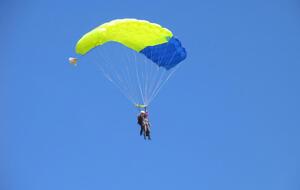 Гопак у небі виконає 14 парашутистів