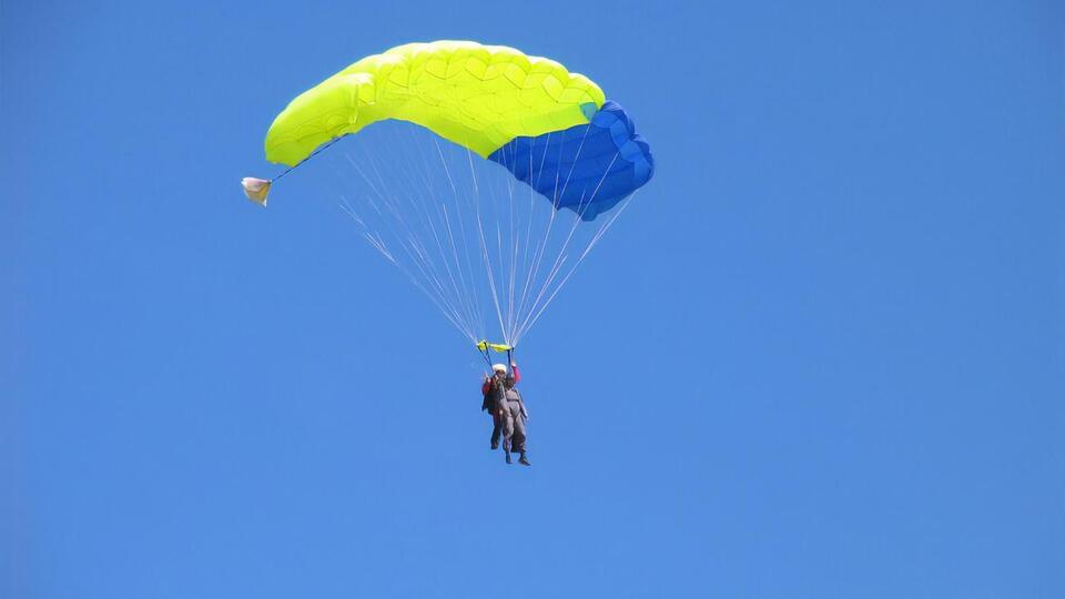 Гопак в небе исполнят 14 парашютистов