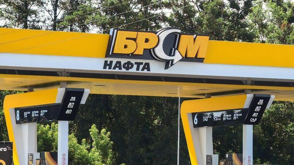 В сети АЗС говорят, что благодаря добавлению в бензин этанола его качество улучшается, в "Консалтинговой группе А-95" критикуют такие действия