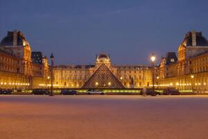 В этот день 228 лет назад впервые для посетителей был открыт Лувр