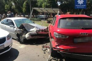 В результате аварии пострадали водитель BMW и три человека, стоявшие на остановке