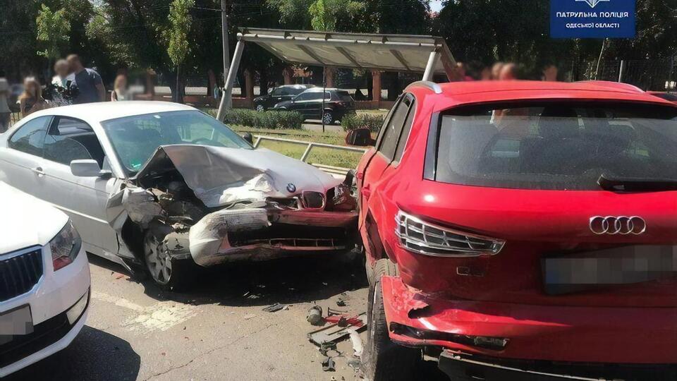 В результате аварии пострадали водитель BMW и три человека, стоявшие на остановке