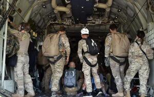 На навчаннях відпрацювали виведення в умовний район груп спеціального призначення повітрям за допомогою парашутних систем типу "Крило"