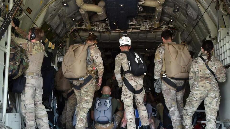 На навчаннях відпрацювали виведення в умовний район груп спеціального призначення повітрям за допомогою парашутних систем типу "Крило"