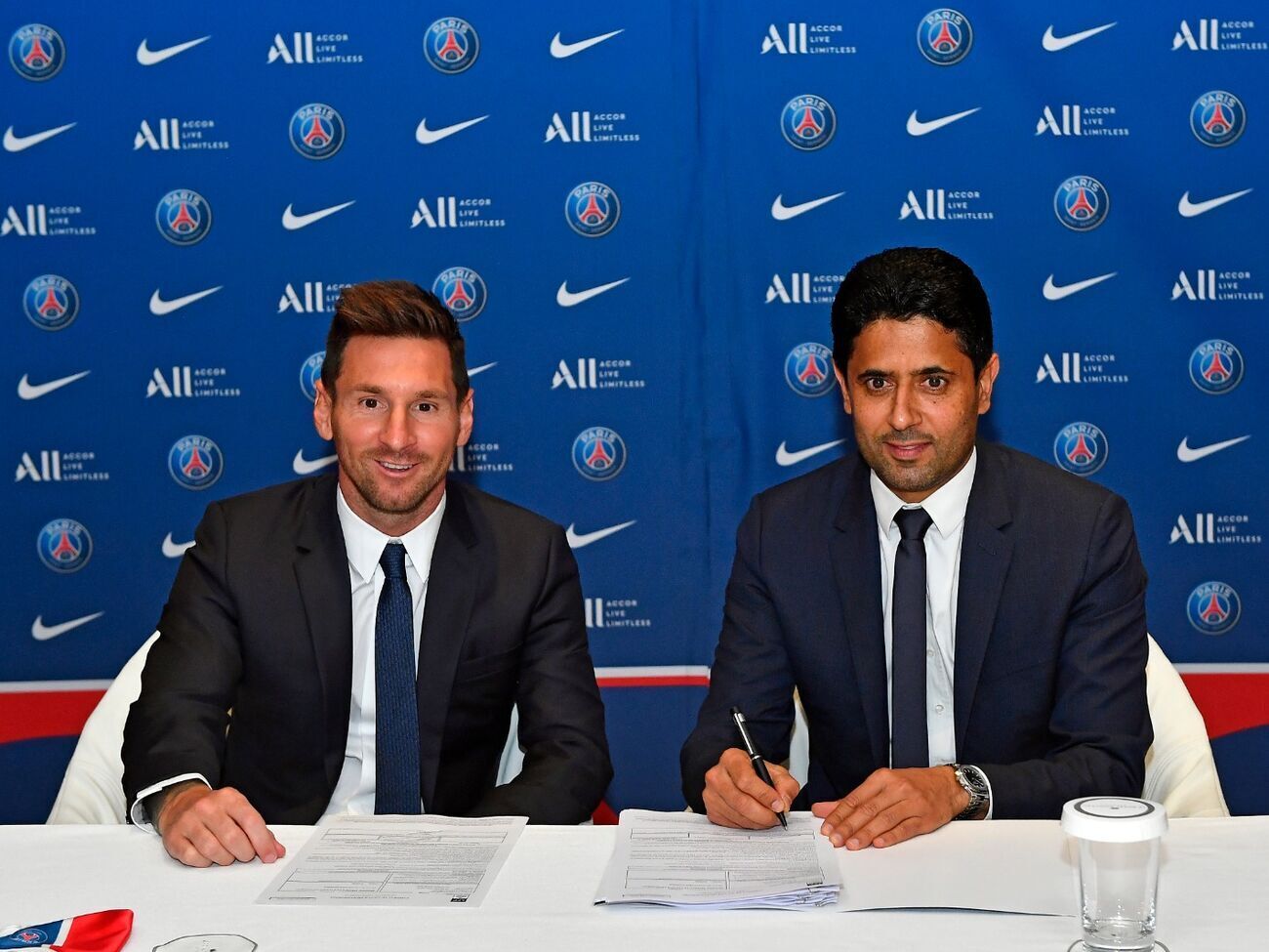 Месси (слева) подписал контракт с ПСЖ