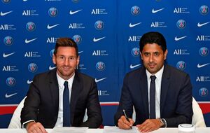 Мессі (ліворуч) підписав контракт із ПСЖ