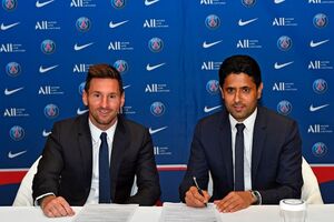 Месси (слева) подписал контракт с ПСЖ