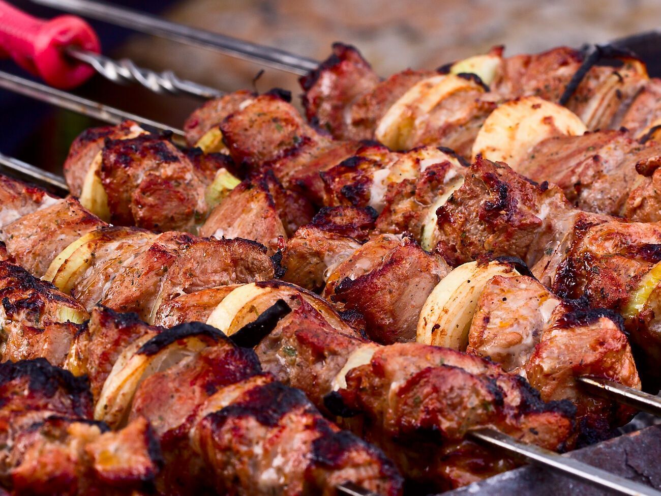 Лазерсон советует солить шашлык непосредственно во время жарки