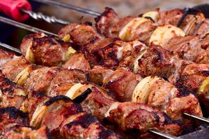 Лазерсон советует солить шашлык непосредственно во время жарки