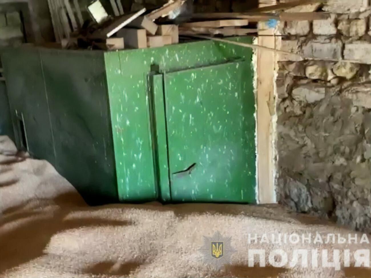 Робітника закрили в металевій сушарні для фруктів, яка була всередині зерносховища