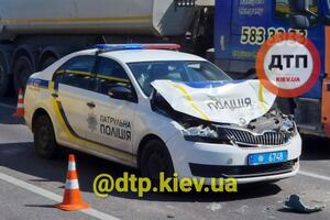 У полицейского автомобиля в результате аварии разбит капот