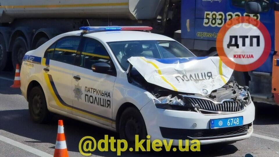У полицейского автомобиля в результате аварии разбит капот