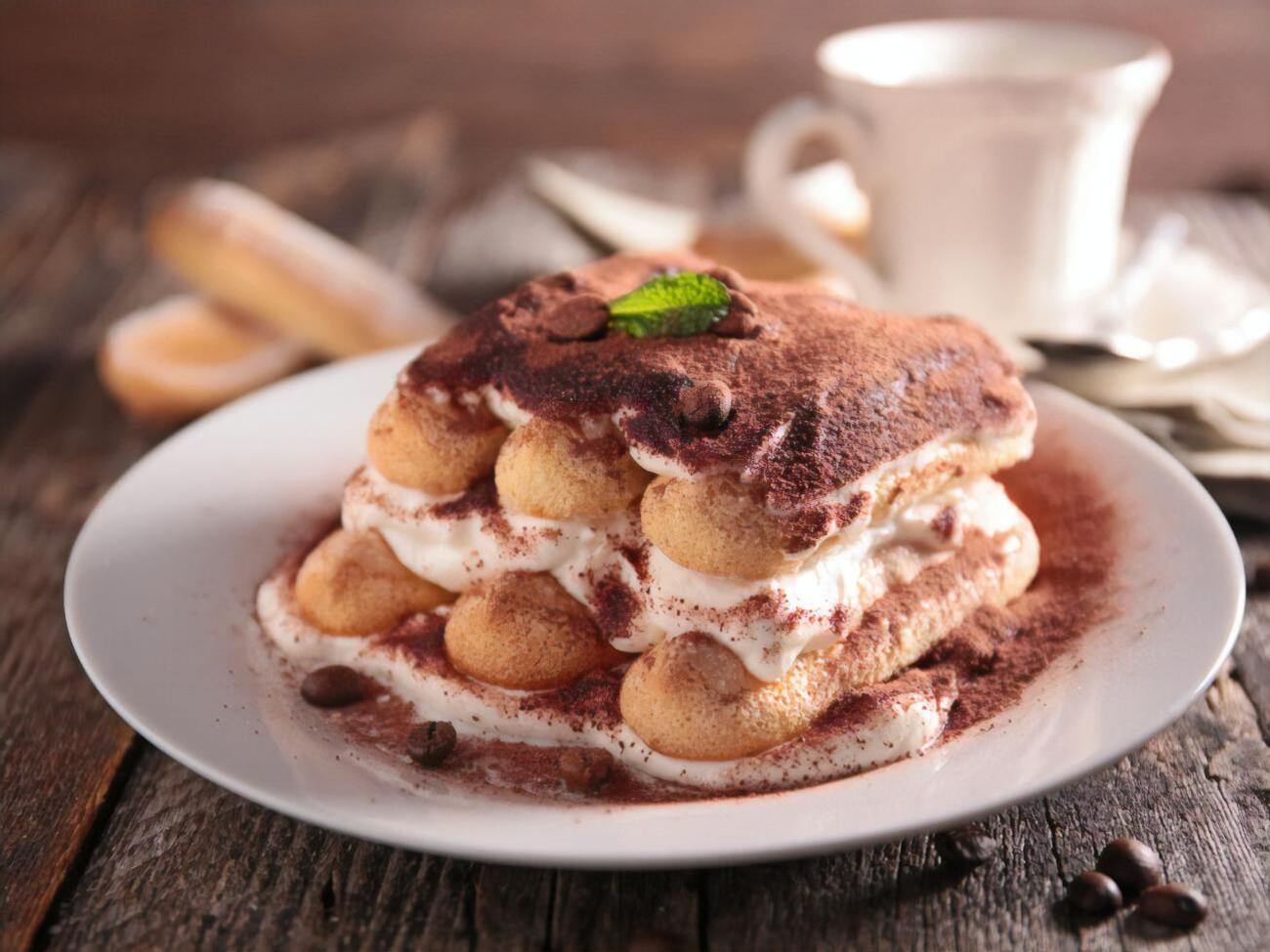 Тирамису перед подачей посыпают какао