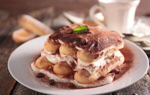 Тирамису перед подачей посыпают какао