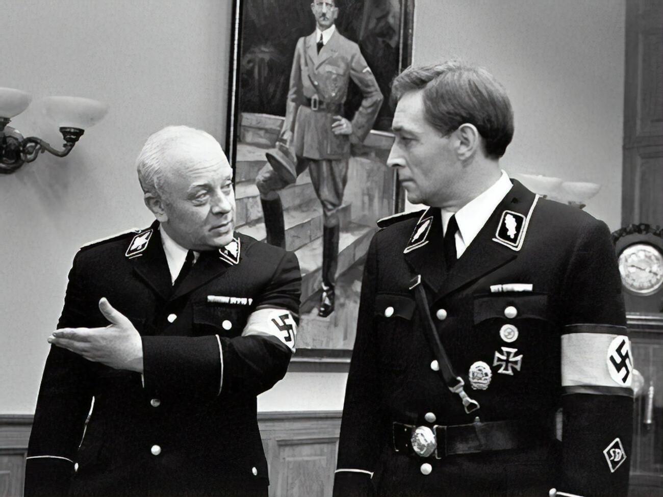 Кадр из сериала "Семнадцать мгновений весны", который впервые показали по ТВ 11 августа 1973 года. Леонид Броневой в роли Мюллера и Вячеслав Тихонов в роли Штирлица