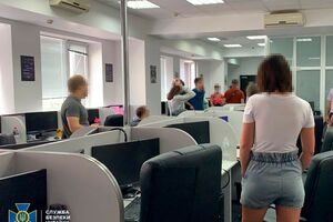 В офісах мережі обмінників криптовалюти у трьох районах Києва провели обшуки і знайшли докази незаконної діяльності