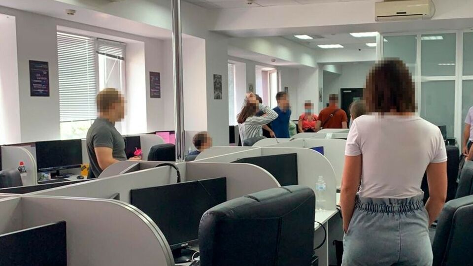 В офісах мережі обмінників криптовалюти у трьох районах Києва провели обшуки і знайшли докази незаконної діяльності