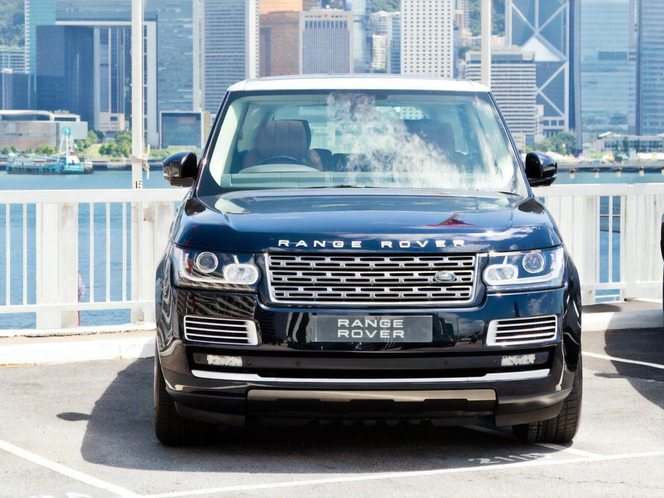 Зловмисник заліз у Range Rover, який стояв незачиненим на паркінгу торговельного центру