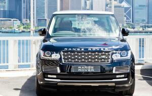 Злоумышленник забрался в Range Rover, который стоял незапертым на паркинге торгового центра