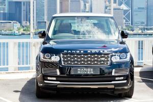 Зловмисник заліз у Range Rover, який стояв незачиненим на паркінгу торговельного центру