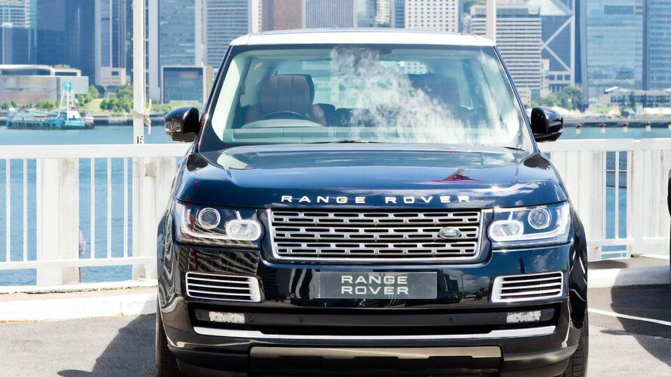 Злоумышленник забрался в Range Rover, который стоял незапертым на паркинге торгового центра