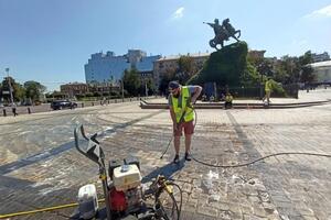 Площадь отмывают струей воды под высоким давлением