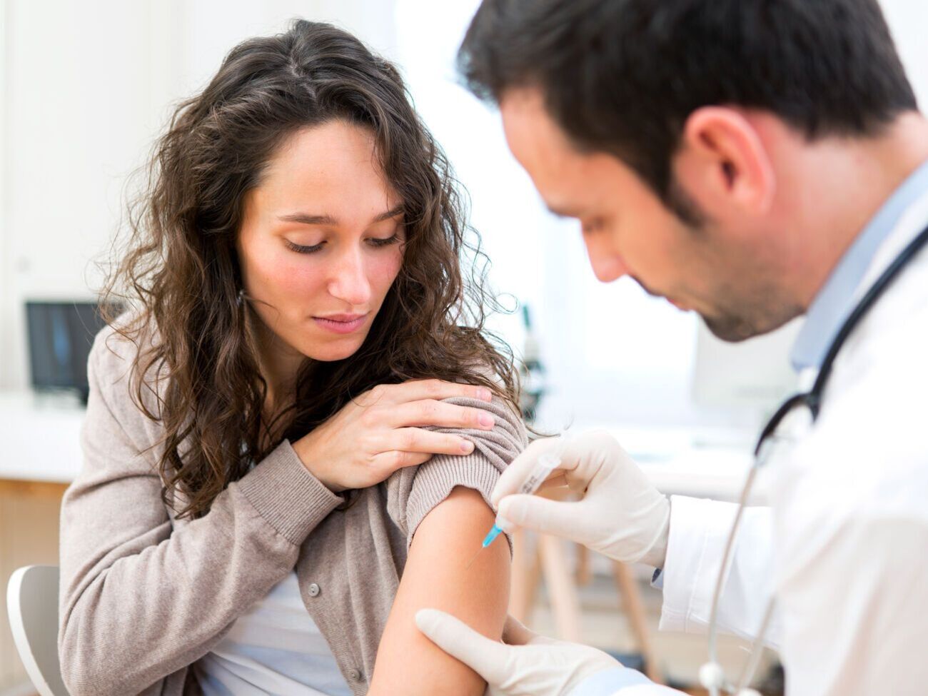 В Украине от коронавируса вакцинировались более 4,32 млн человек