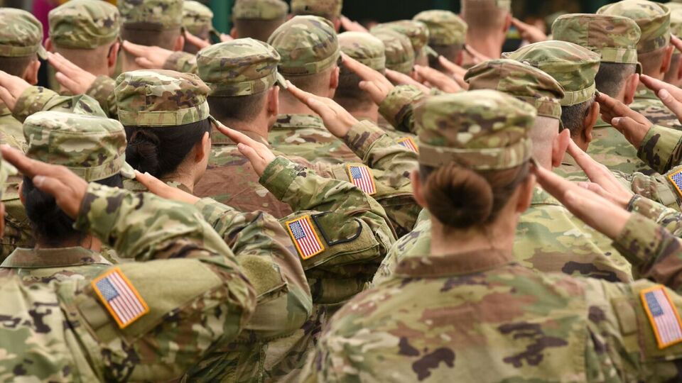 Украина не планирует сейчас приглашать американские войска и устанавливать военные базы, заявил спикер президента
