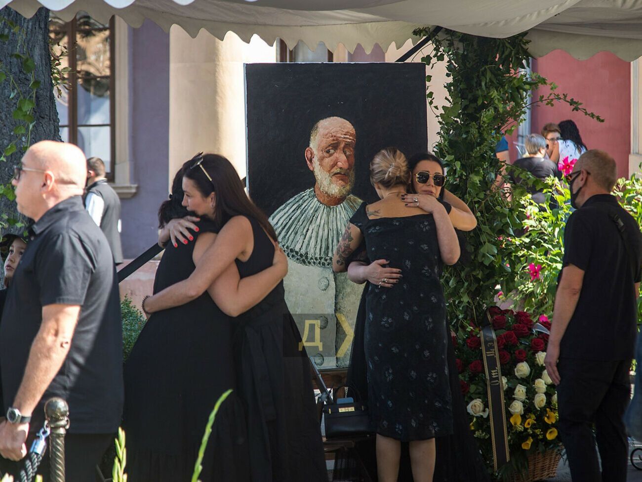 В Одессе Ройтбурда проводили в последний путь аплодисментами. Порошенко сказал речь, Зеленский прислал венок. Фоторепортаж