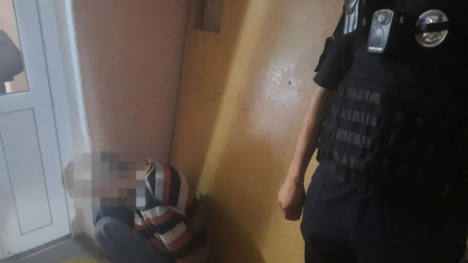В одной камере с подозреваемым было четыре человека
