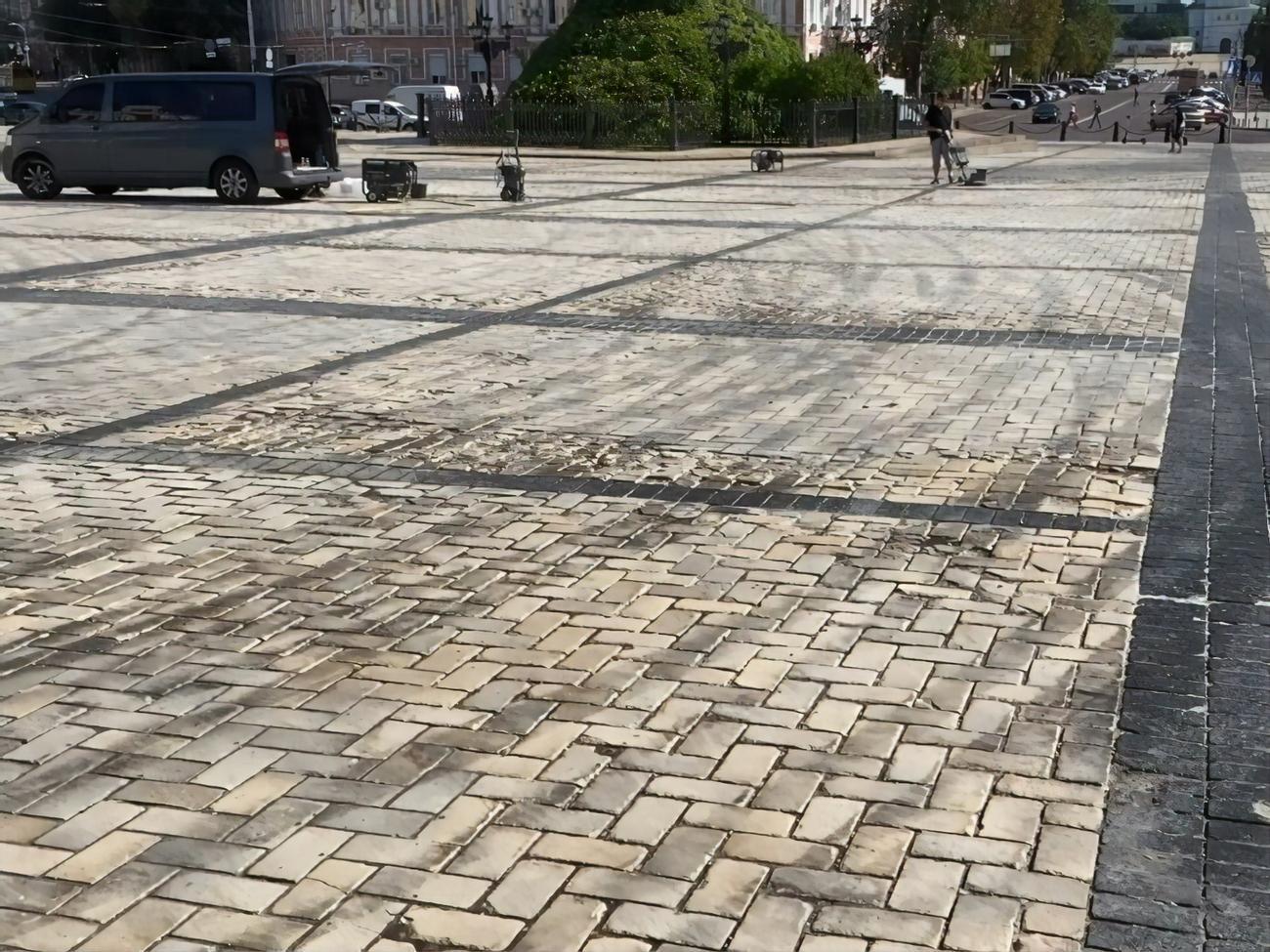 Площадь пытаются отмыть от следов дрифта