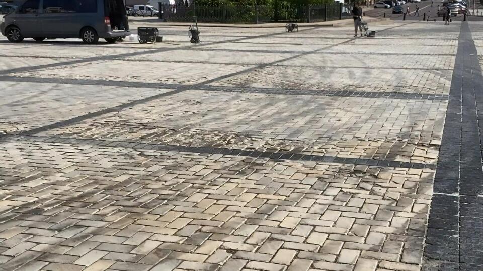 Площадь пытаются отмыть от следов дрифта