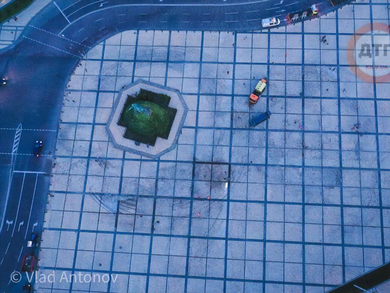 Площадь чистят после дрифта уже два дня