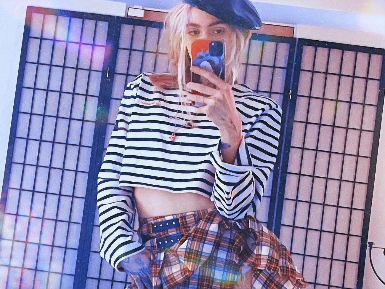 Граймс начала карьеру певицы в 2010 году