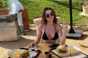 Новая спутница Налчаджиоглу ведет Instagram