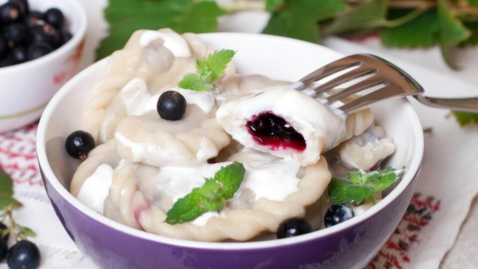 Вареники с черной смородиной следует подавать со сметаной