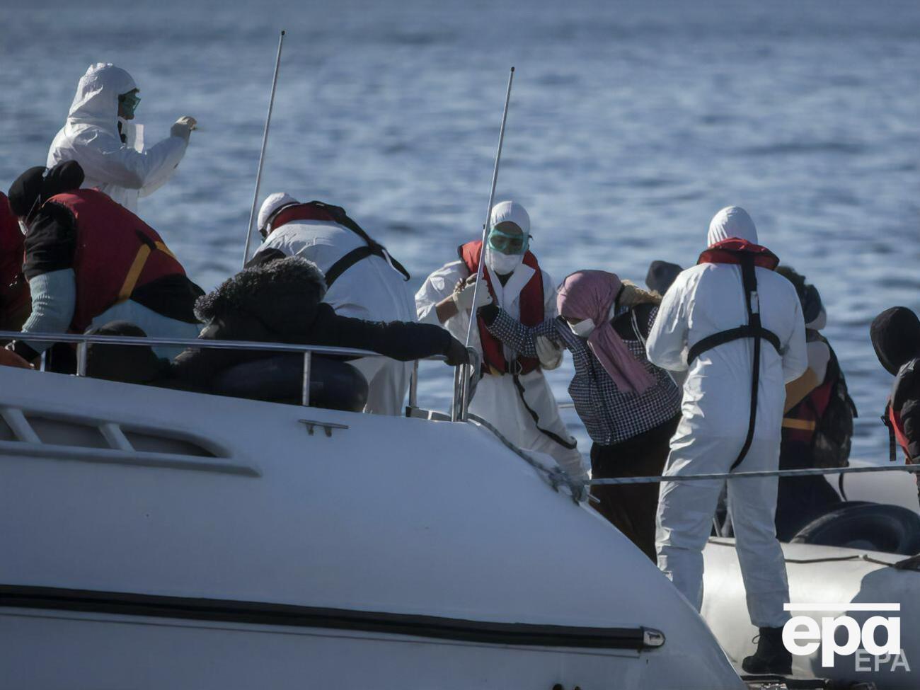 После крушения людей доставят в порт Милос