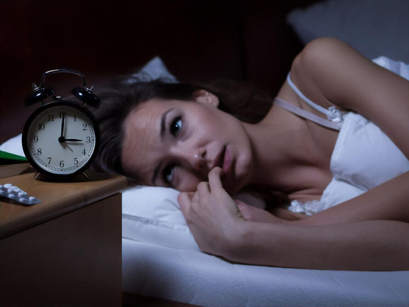 Безсоння можуть спричинити психологічні та фізіологічні причини