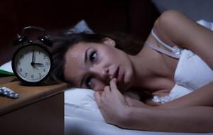 Бессонницу могут вызывать психологические и физиологические причины
