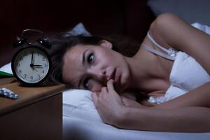 Безсоння можуть спричинити психологічні та фізіологічні причини