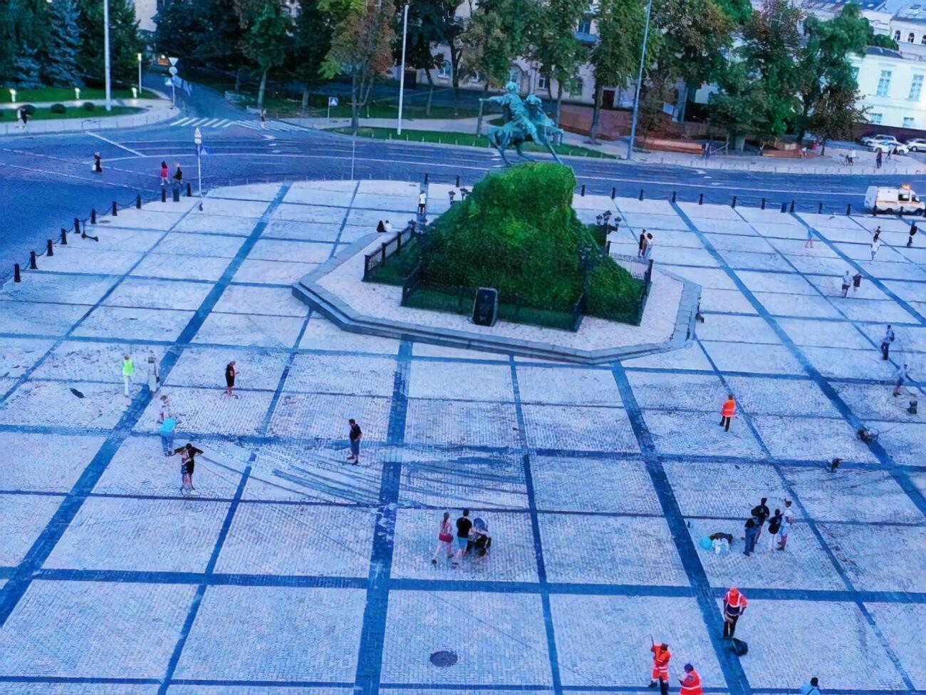 На Софийской площади уже нет ярко выраженной "восьмерки" после дрифта, но плиты по-прежнему выглядят грязными